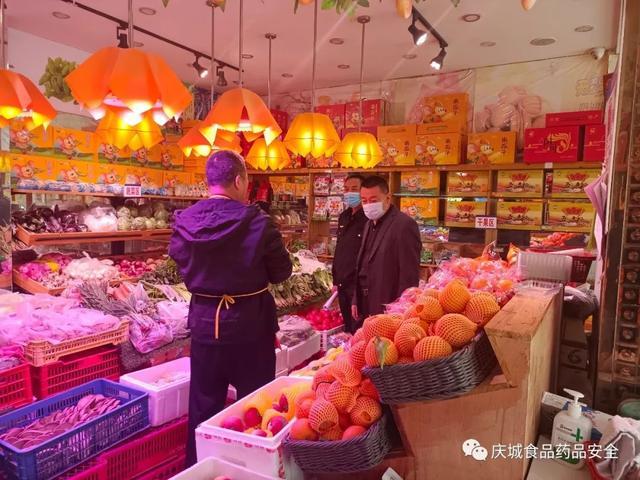 近日,庆城市场监管所重点强化米面粮油,农副食品,肉制品,罐头食品